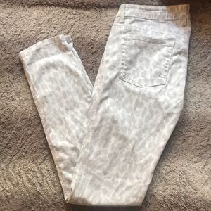 Bella Dahl white and gray leopard print jeans